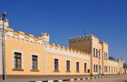 Swakopmund, Erongo district, Namibia: crenelated walls of the Alte Kaserne - German barracks designed by Lt.Heinsius, military engineer, Commander of the 2nd Eisenbahnbaukompagnie (2nd Railroad Building Company), Schutztruppe / Deutsches Heer - corner of Bismarck Street and Anton Lubowski Avenue, National Monument - now a Youth Hostel - photo by M.Torres