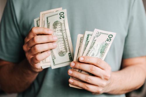 Finansiera en vistelse på pensionat med hjälp av en pantbank
